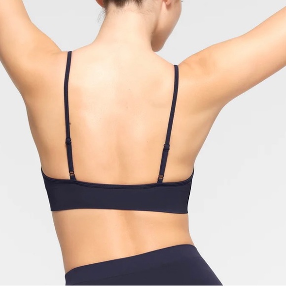 SKIMS SOFT SMOOTHING SEAMLESS BRALETTE - Picture 3 of 5